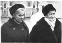 Prijateljice Mira Alečković i Desanka Maksimović