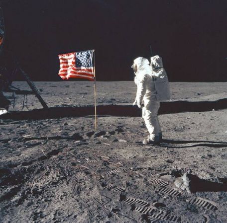 Preminuo Nil Armstrong