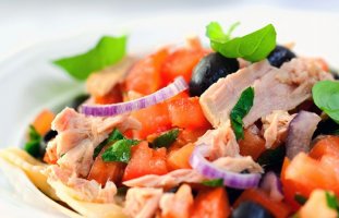 Letnja salata sa tunjevinom
